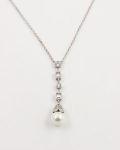 simple antique pearl necklace